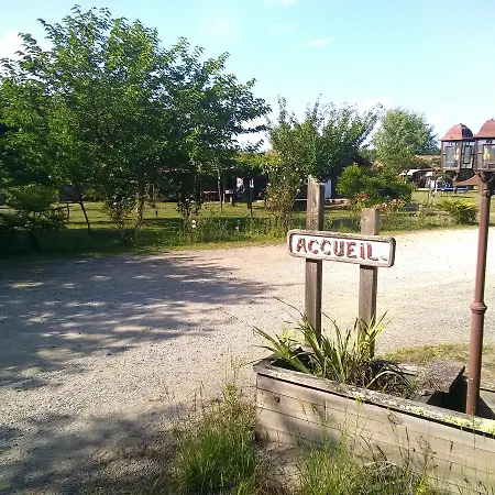 Familial Les D'uza 营地